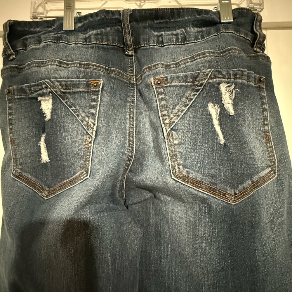 Blue Jeans with Distressed Details - Picture 4 of 8